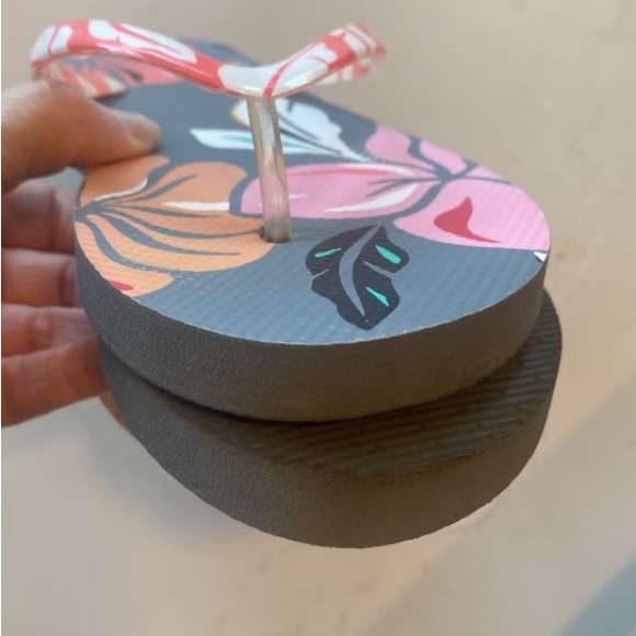 Vera Bradley Flip Flops in Coastal Paradise size medium 7/8 - Picture 6 of 8